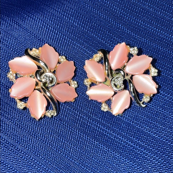 unmarked Jewelry - Vintage Elegant Floral Earrings Clip on Pink Cluster Petals Flower Gold Tone